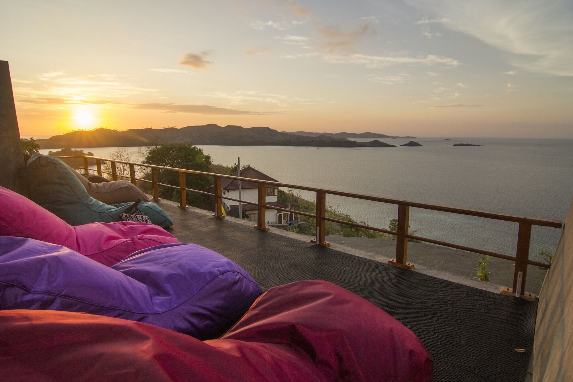 One Tree Hill - Hostel Labuan Bajo Exterior photo
